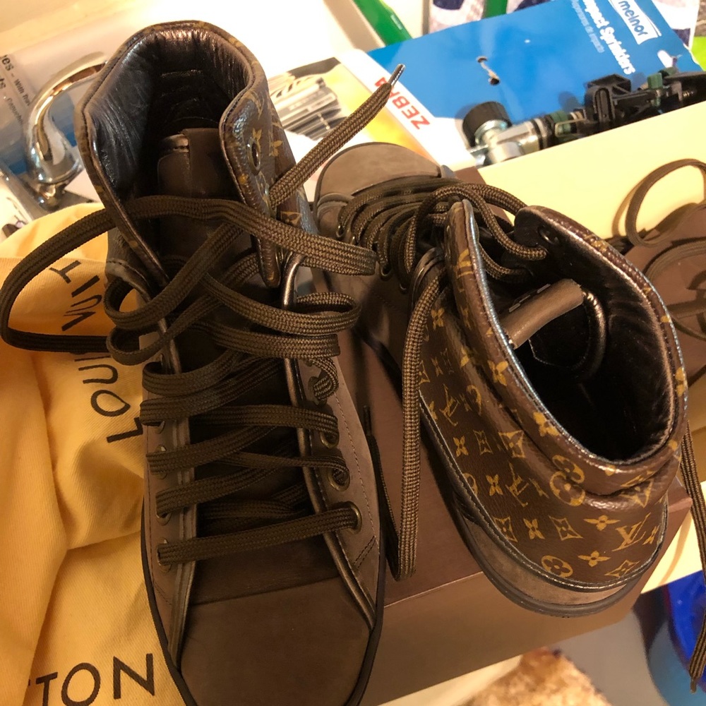 Ladies Louis Vuitton sneaker